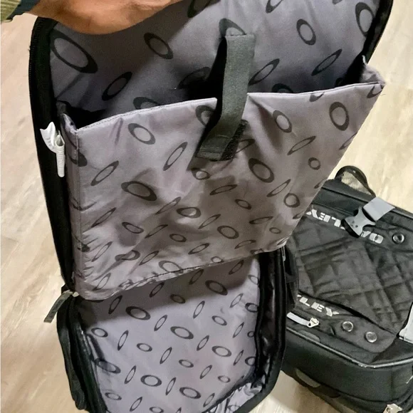 Oakley Black and Gray Travel Bag and Computer Bag….Set…. - Picture 10 of 10
